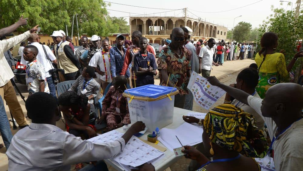 Une file d'attente de tchadiens pour l'élection-présidentielle le10-avril-2016 à-Ndjamena