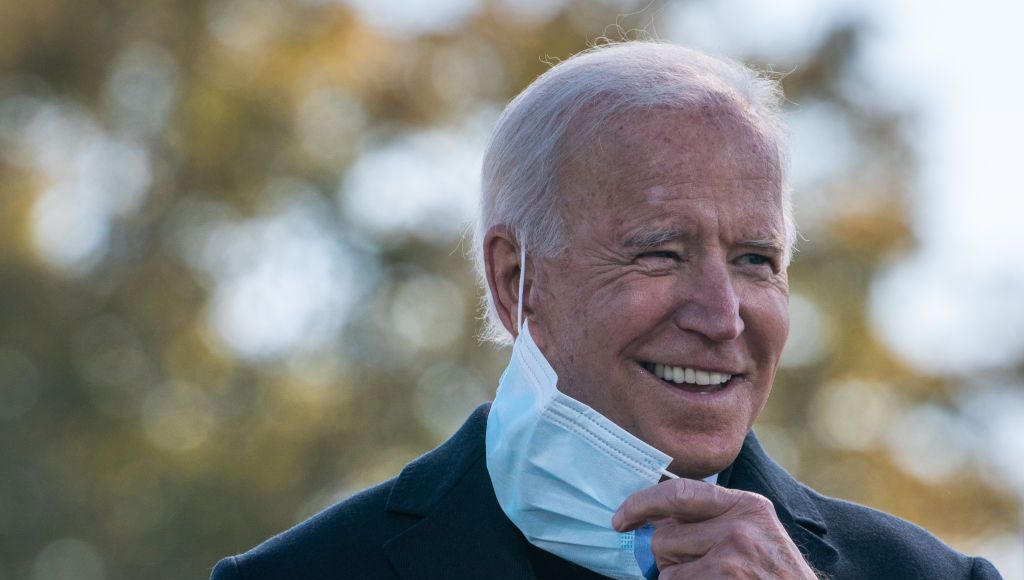 Le Président américain Joe Biden retirant son masque