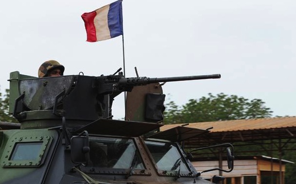 Centrafricaine / Arrêté en République centrafricaine en possession d’armes de guerre il y a un mois, un Français est accusé d’« espionnage », de « complot » et d’« atteinte à la sécurité de l’État ». Il encourt « les travaux forcés à perpétuité ».