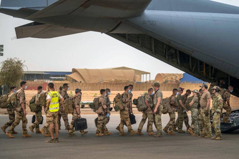 Des soldats français de la force Barkhane quittent leur base de Gao au Mali, le 9 juin 2021.  (AP Photo/Jerome Delay)