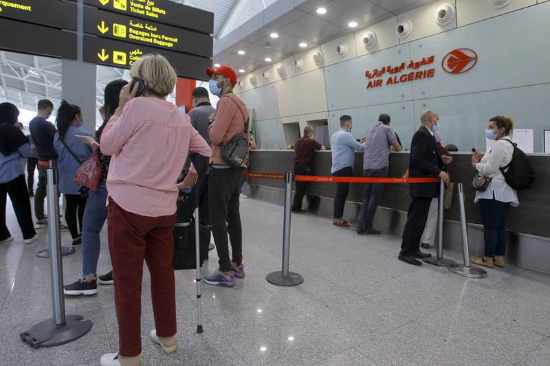 Des voyageurs à l'aéroport algérois Houari Boumediene, le 1er juin 2021. (Fateh Guidoum/AP)