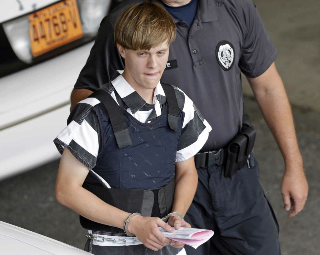  Peine de mort : L’Américain auteur de la tuerie raciste de Charleston en 2015, Dylann Roof, est escorté hors du tribunal du comté de Cleveland, à Shelby, en Caroline du Nord, le 18 juin 2015. CHUCK BURTON / ASSOCIATED PRESS