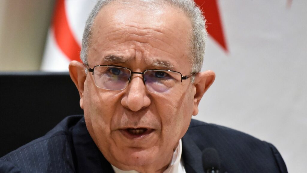 Le ministre algérien des Affaires étrangères, Ramtane Lamamra, a annoncé le 24 août 2021 la rupture des relations diplomatiques avec le Maroc.  afp.com/RYAD KRAMDI