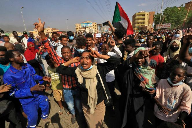 Des manifestants soudanais défilent dans les rues de Khartoum, pour dénoncer les détentions nocturnes par l’armée de membres du gouvernement soudanais, le 25 octobre 2021. 