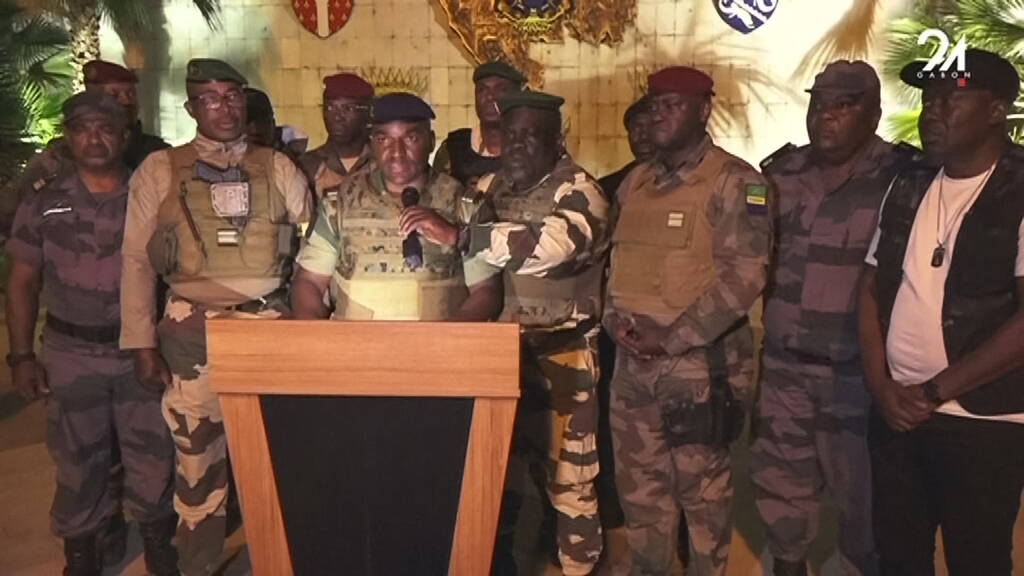 Une douzaine de militaires a pris la parole ce mercredi matin sur la chaîne nationale Gabon 24 pour annoncer l'annulation du scrutin présidentiel et la dissolution des institutions. (Gabon 24/AFP)
