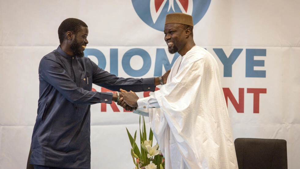 Ousmane Sonko (à droite) et Bassirou Diomaye Faye (à gauche), en conférence de presse à Dakar le 15 mars 2024. AFP - JOHN WESSELS
