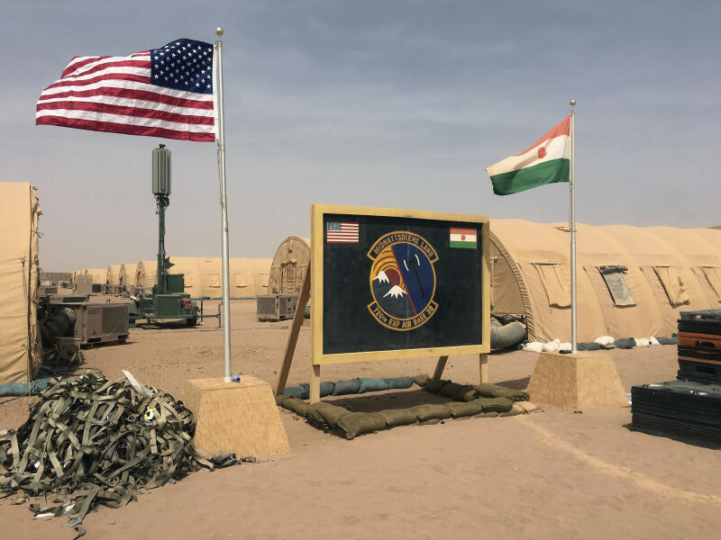 Un drapeau américain et un drapeau nigérien hissés côte à côte, dans le camp de base pour la construction de la base aérienne 201, à Agadez (Niger), le 16 avril 2018. CARLEY PETESCH / AP
