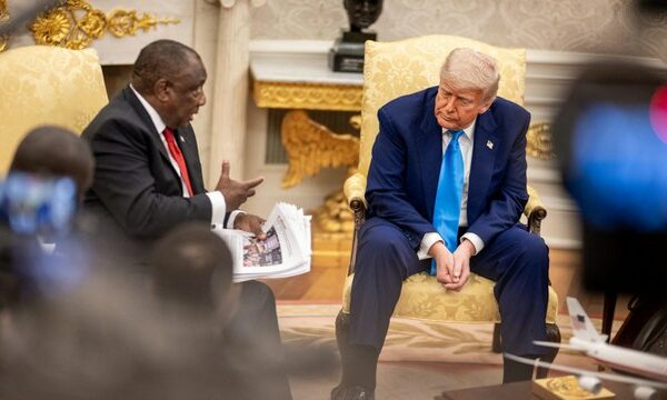 L'entretien du président sud-africain Cyril Ramaphosa avec son homologue Donald Trump, mercredi dans le bureau ovale à la Maison Blanche à Washington, a donné lieu à un échange tendu. REUTERS/Kevin Lamarque/File Photo