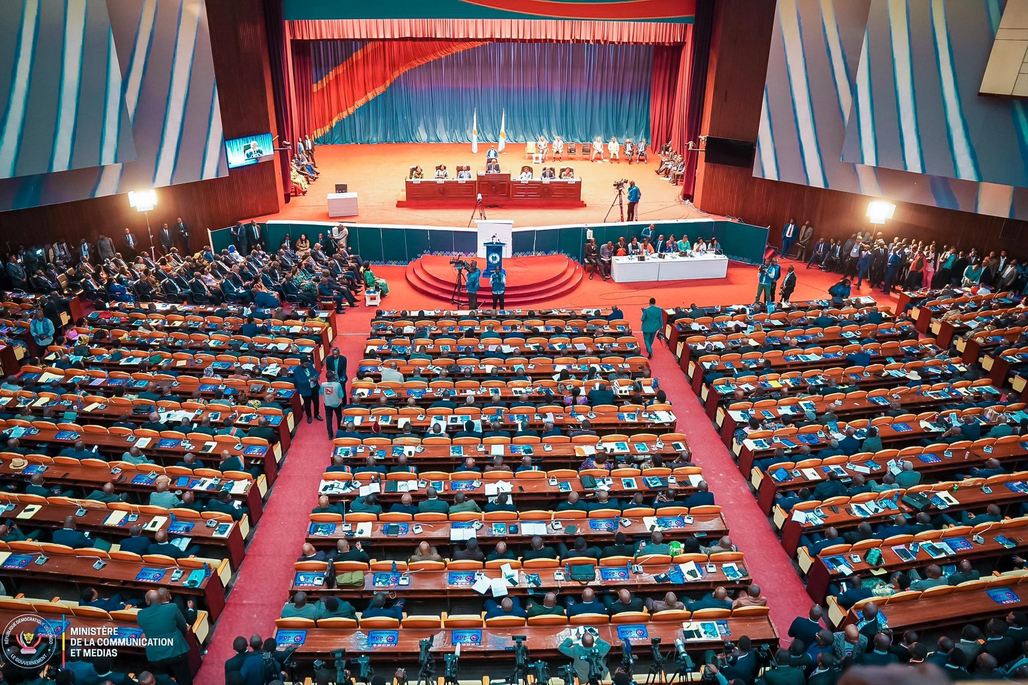 Assemblée nationale de la République démocratique du Congo - Vue élargie sur la salle de plénière. Droit photo : © Min Communication et Médias.