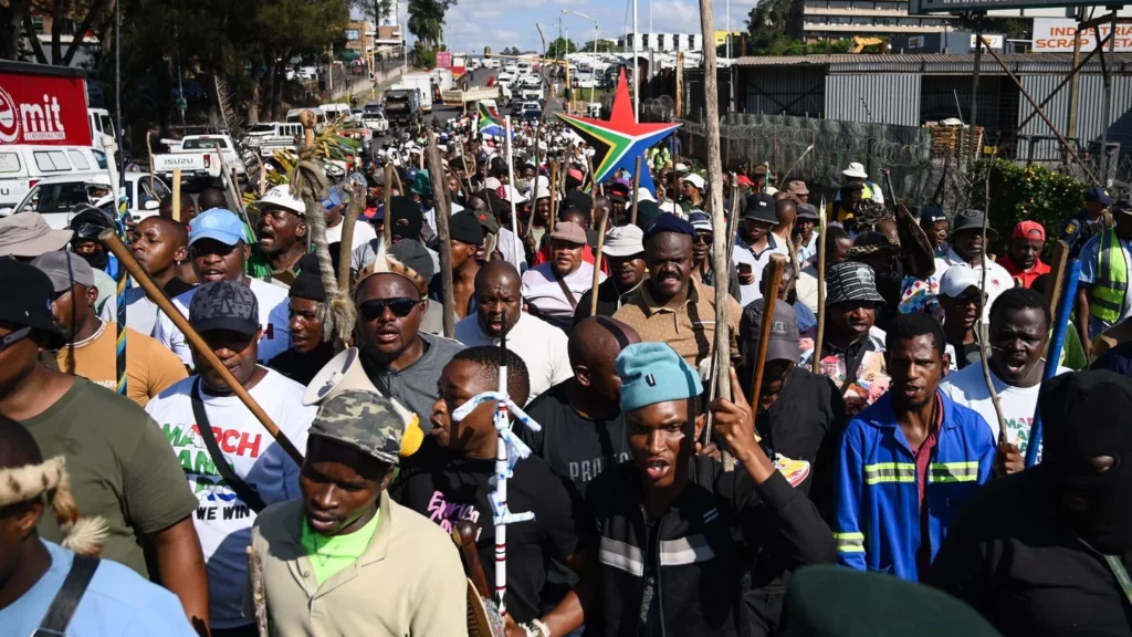 Des personnes manifestent contre l'immigration clandestine le 20 mai 2026 à Durban, en Afrique du Sud.  - Darren Stewart/Shutterstock/SIPA