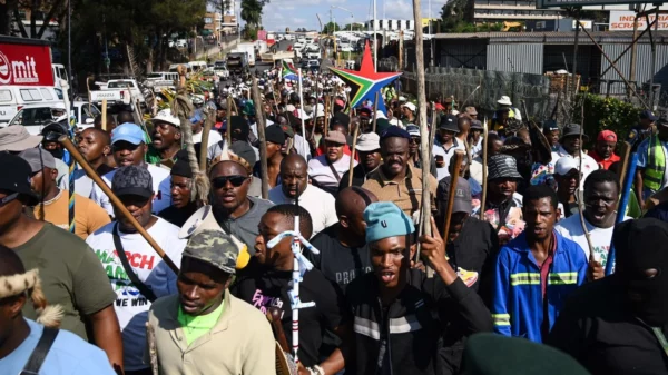 Des personnes manifestent contre l'immigration clandestine le 20 mai 2026 à Durban, en Afrique du Sud.  - Darren Stewart/Shutterstock/SIPA