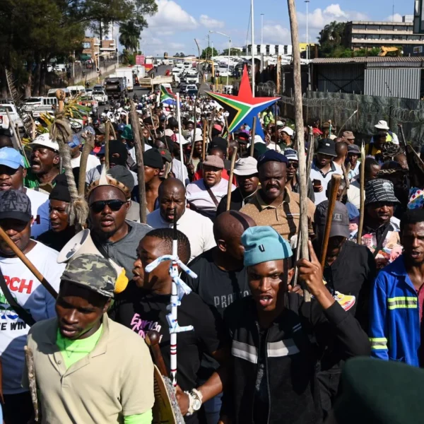 Des personnes manifestent contre l'immigration clandestine le 20 mai 2026 à Durban, en Afrique du Sud.  - Darren Stewart/Shutterstock/SIPA