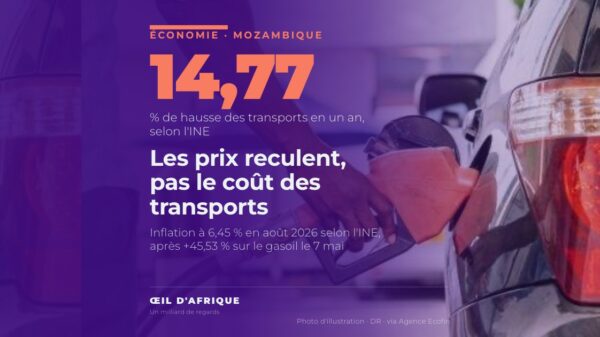 Un automobiliste fait le plein de carburant (photo d'illustration)