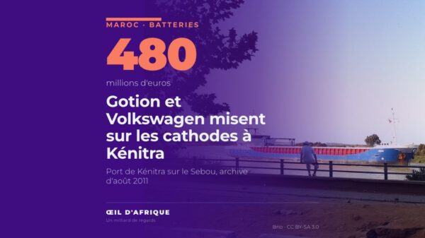Un cargo remonte l'oued Sebou vers le port de Kénitra, ville où Gotion et Volkswagen prévoient une usine de cathodes pour batteries