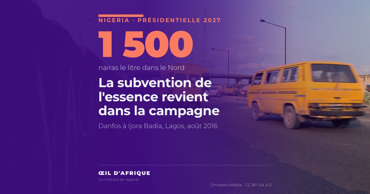 Des minibus danfo jaunes circulent à Ijora Badia, à Lagos, dans un Nigeria où la subvention de l'essence revient dans la campagne présidentielle