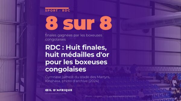 Gradins bleus et tableau d'affichage du gymnase jumelé du stade des Martyrs à Kinshasa, où se disputent les finales du championnat d'Afrique de boxe