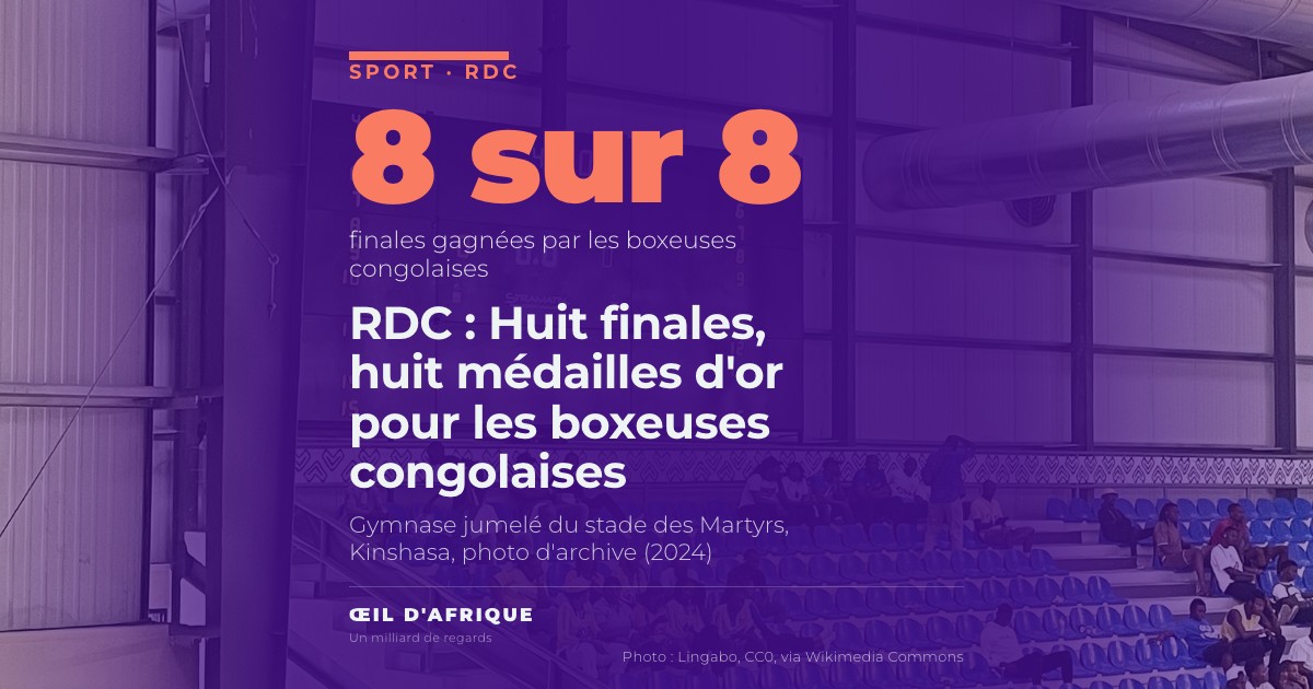 Gradins bleus et tableau d'affichage du gymnase jumelé du stade des Martyrs à Kinshasa, où se disputent les finales du championnat d'Afrique de boxe