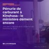 Station-service à Kinshasa avec un taxi-bus jaune et bleu devant les pompes, illustration de la pénurie de carburant à Kinshasa