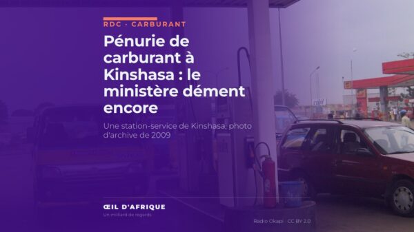 Station-service à Kinshasa avec un taxi-bus jaune et bleu devant les pompes, illustration de la pénurie de carburant à Kinshasa