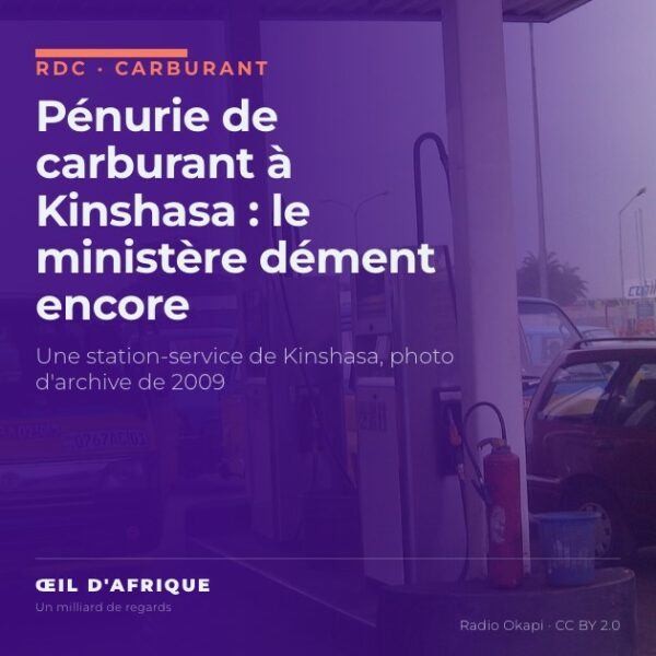 Station-service à Kinshasa avec un taxi-bus jaune et bleu devant les pompes, illustration de la pénurie de carburant à Kinshasa