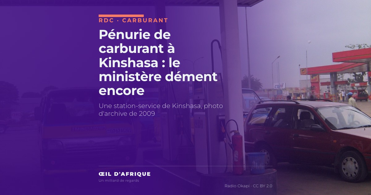 Station-service à Kinshasa avec un taxi-bus jaune et bleu devant les pompes, illustration de la pénurie de carburant à Kinshasa